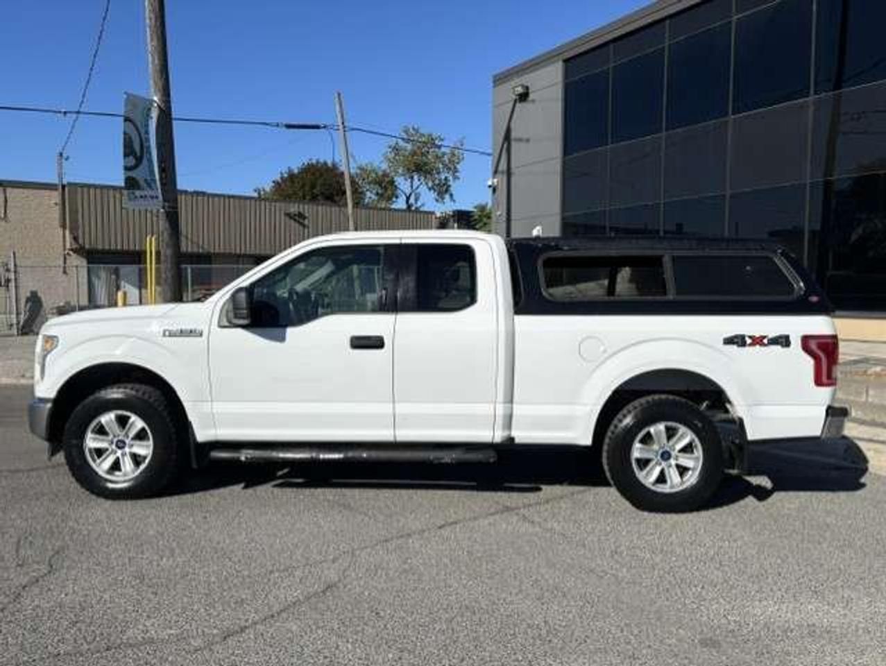 2017 Ford F-150 XLT 4X4 SUPER CAB-1 OWNER-CERTIFIED-NEW TIRES! Photo