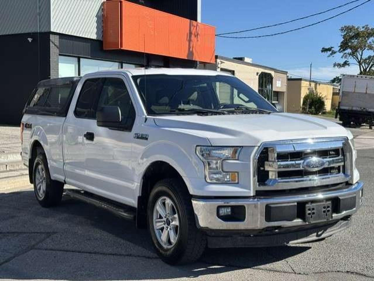 2017 Ford F-150 XLT 4X4 SUPER CAB-1 OWNER-CERTIFIED-NEW TIRES! Photo