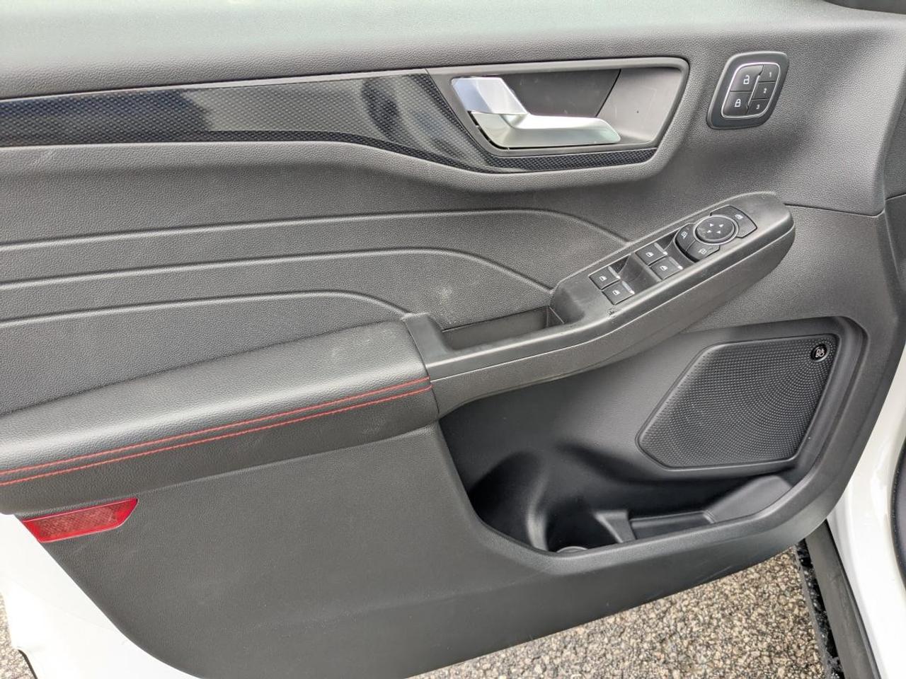 2025 Ford Escape ST-Line Select AWD Photo