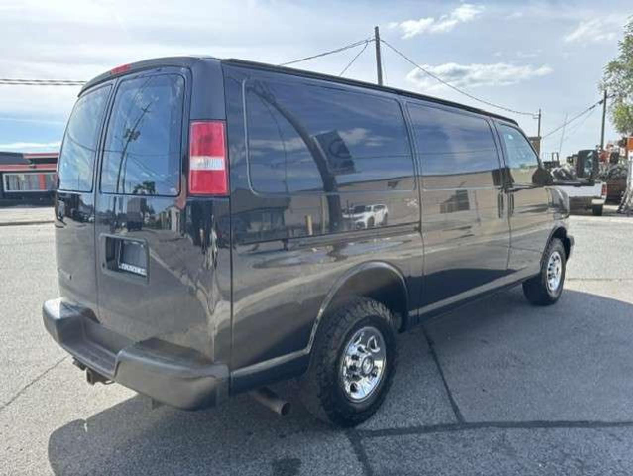 2017 Chevrolet Express 2500 ONLY 70,000KM-1 OWNER-NO ACCIDENTS-LADDER RACKS Photo