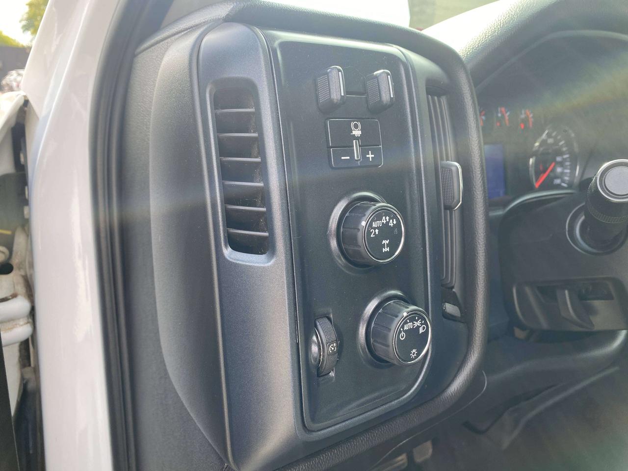 2018 Chevrolet Silverado 1500 22" WHEELS, 4X4, LOCAL TRADE, BACK UP CAMERA! Photo
