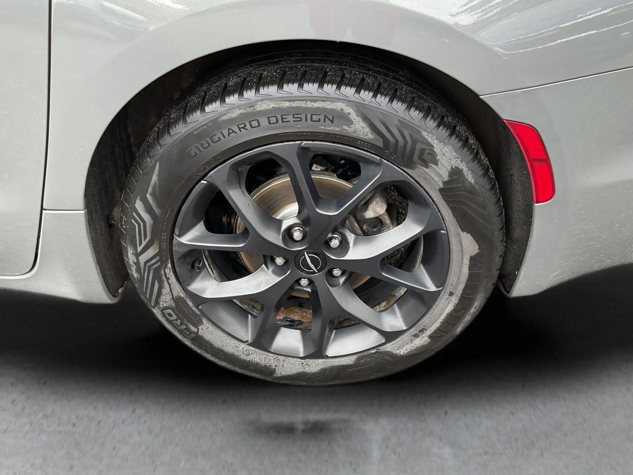 2025 Chrysler Pacifica Limited Front-Wheel Drive Passenger Van Photo