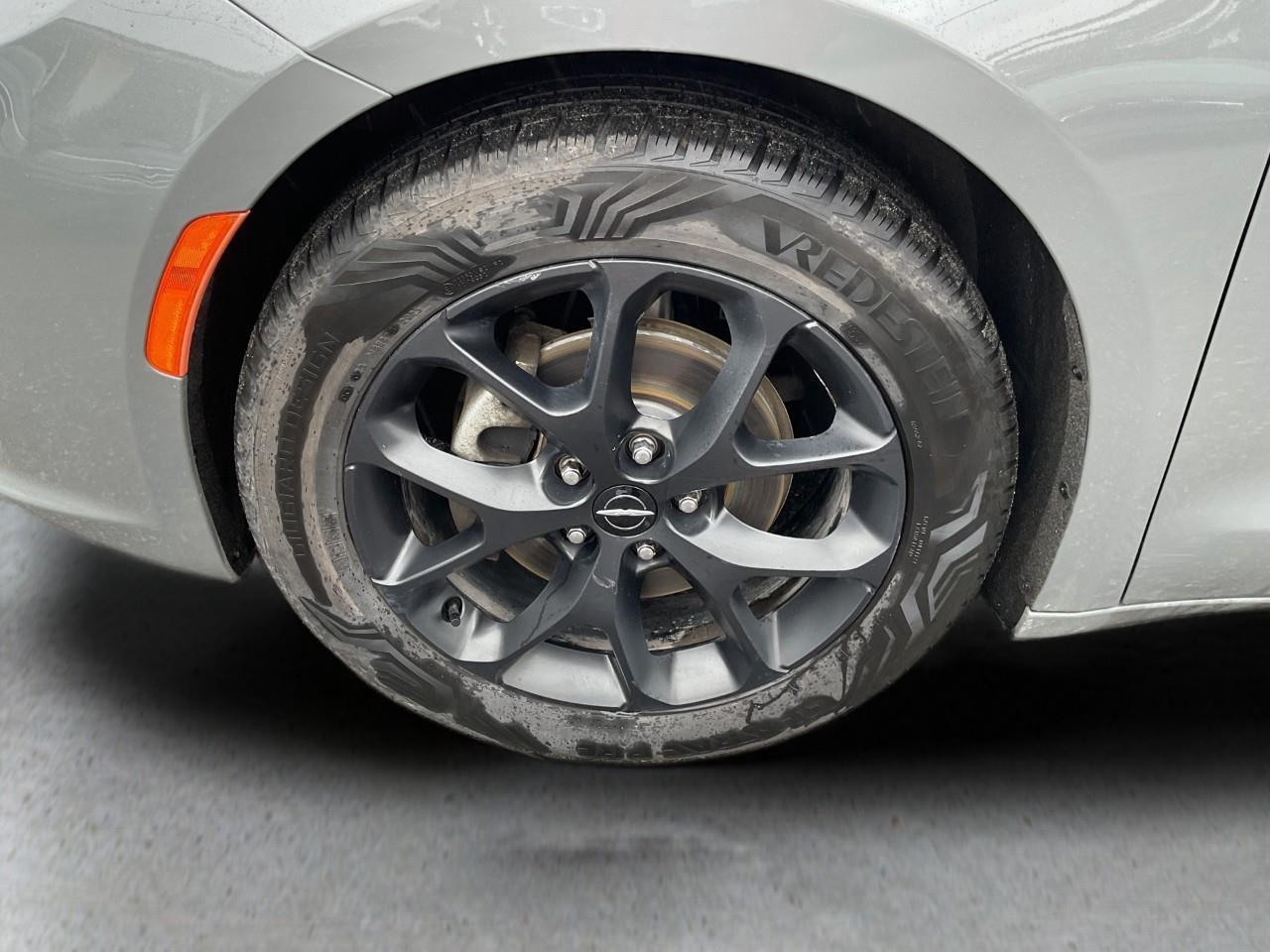 2025 Chrysler Pacifica Limited Front-Wheel Drive Passenger Van Photo