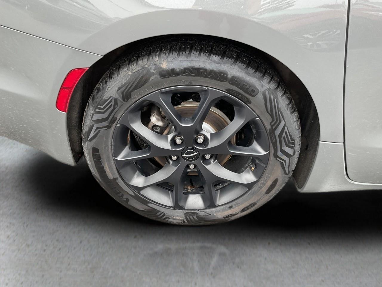 2025 Chrysler Pacifica Limited Front-Wheel Drive Passenger Van Photo