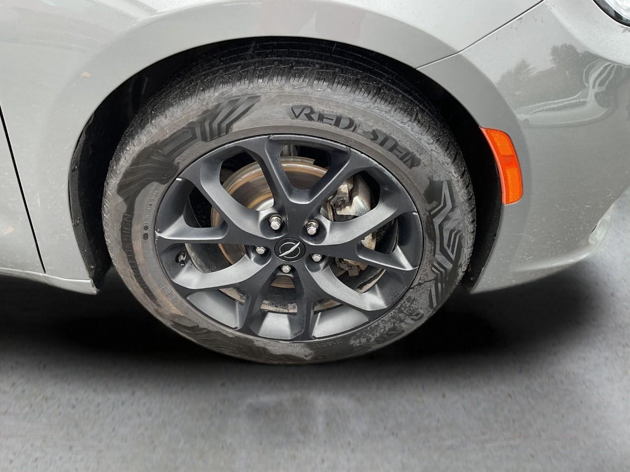 2025 Chrysler Pacifica Limited Front-Wheel Drive Passenger Van Photo