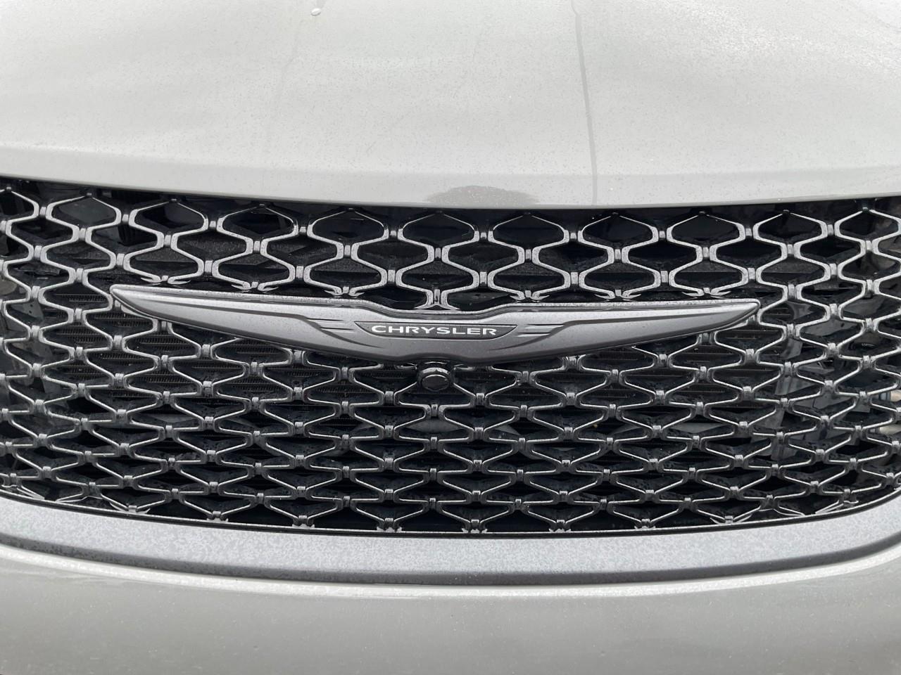 2025 Chrysler Pacifica Limited Front-Wheel Drive Passenger Van Photo
