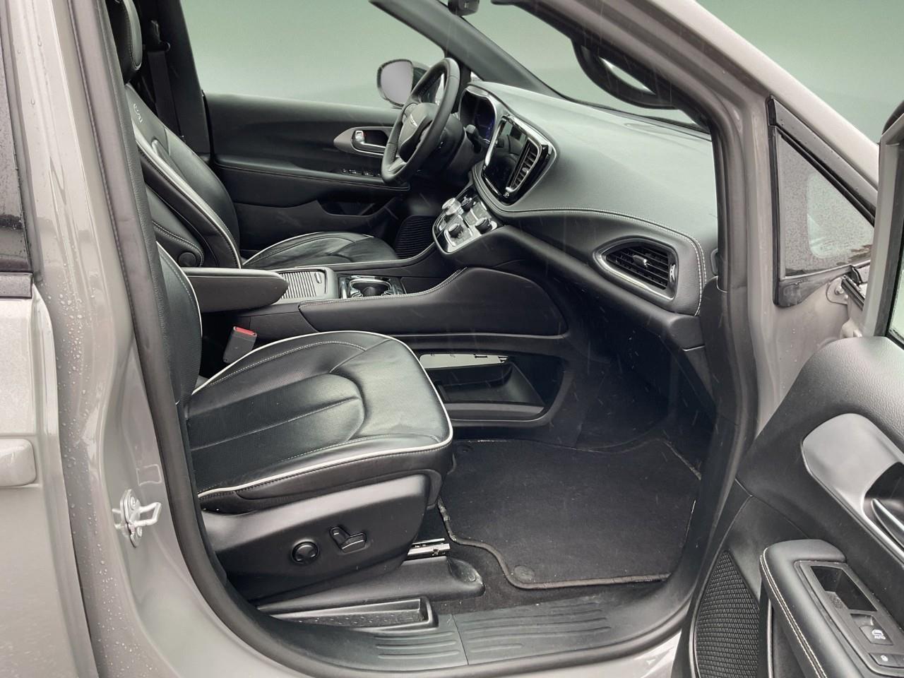 2025 Chrysler Pacifica Limited Front-Wheel Drive Passenger Van Photo