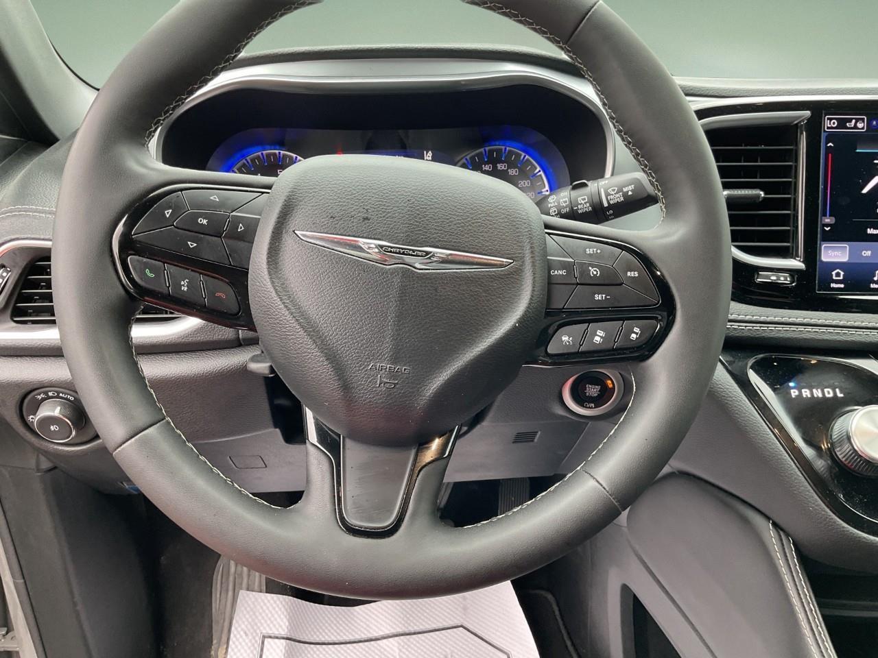 2025 Chrysler Pacifica Limited Front-Wheel Drive Passenger Van Photo