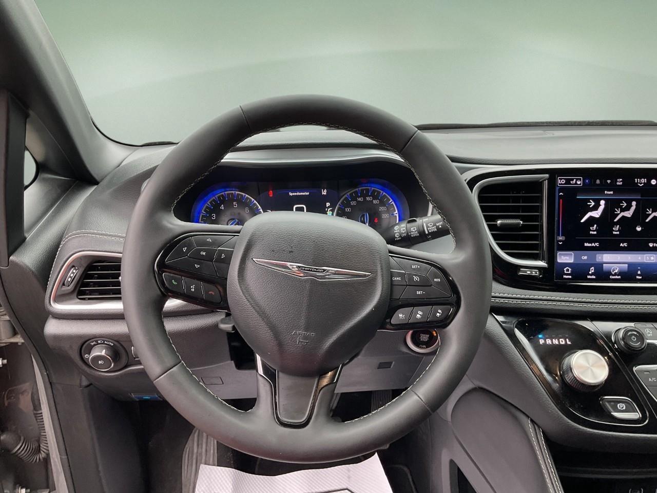 2025 Chrysler Pacifica Limited Front-Wheel Drive Passenger Van Photo