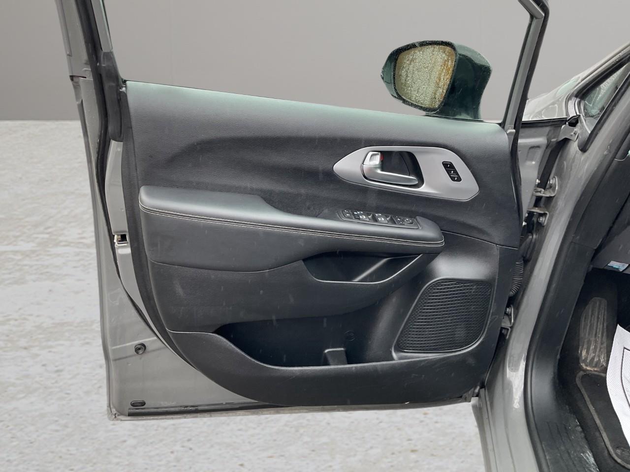 2025 Chrysler Pacifica Limited Front-Wheel Drive Passenger Van Photo