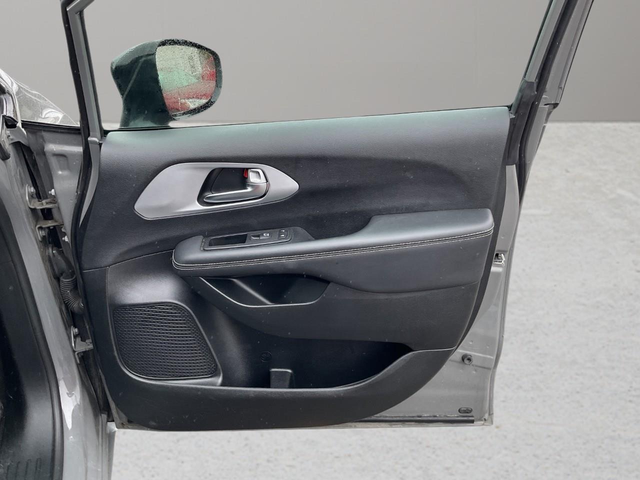 2025 Chrysler Pacifica Limited Front-Wheel Drive Passenger Van Photo