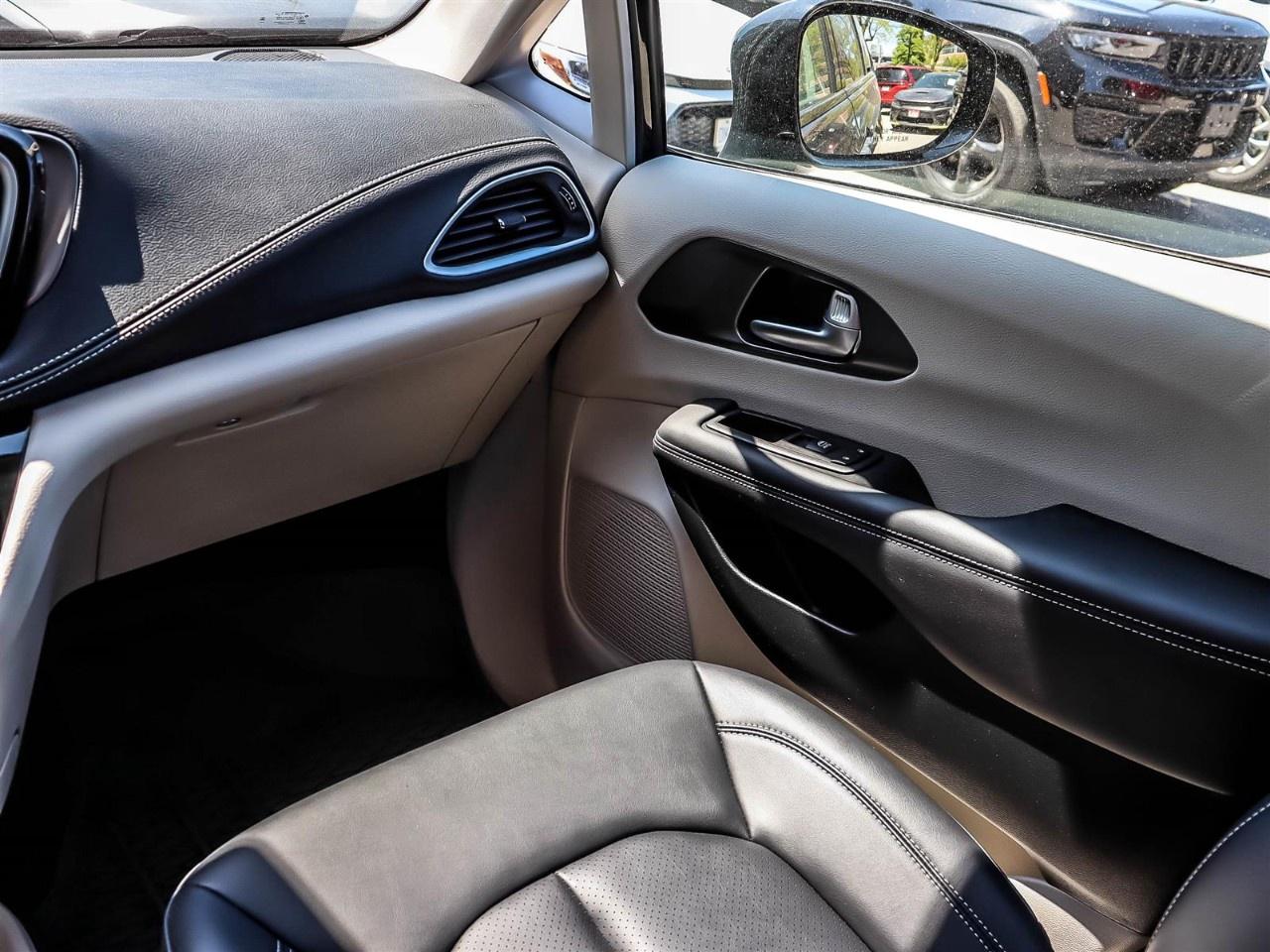 2024 Chrysler Pacifica Touring-L AWD Photo