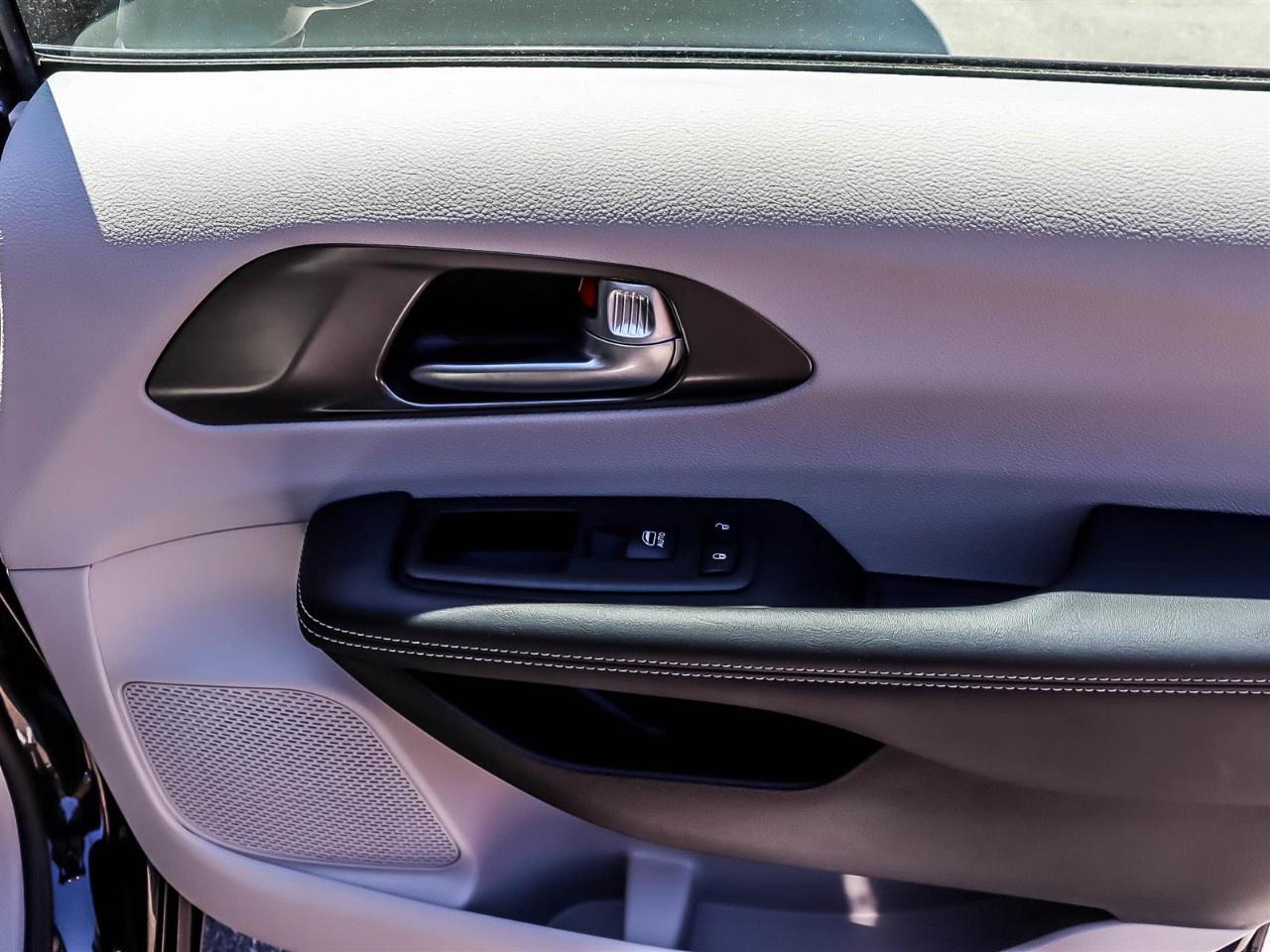 2024 Chrysler Pacifica Touring-L AWD Photo