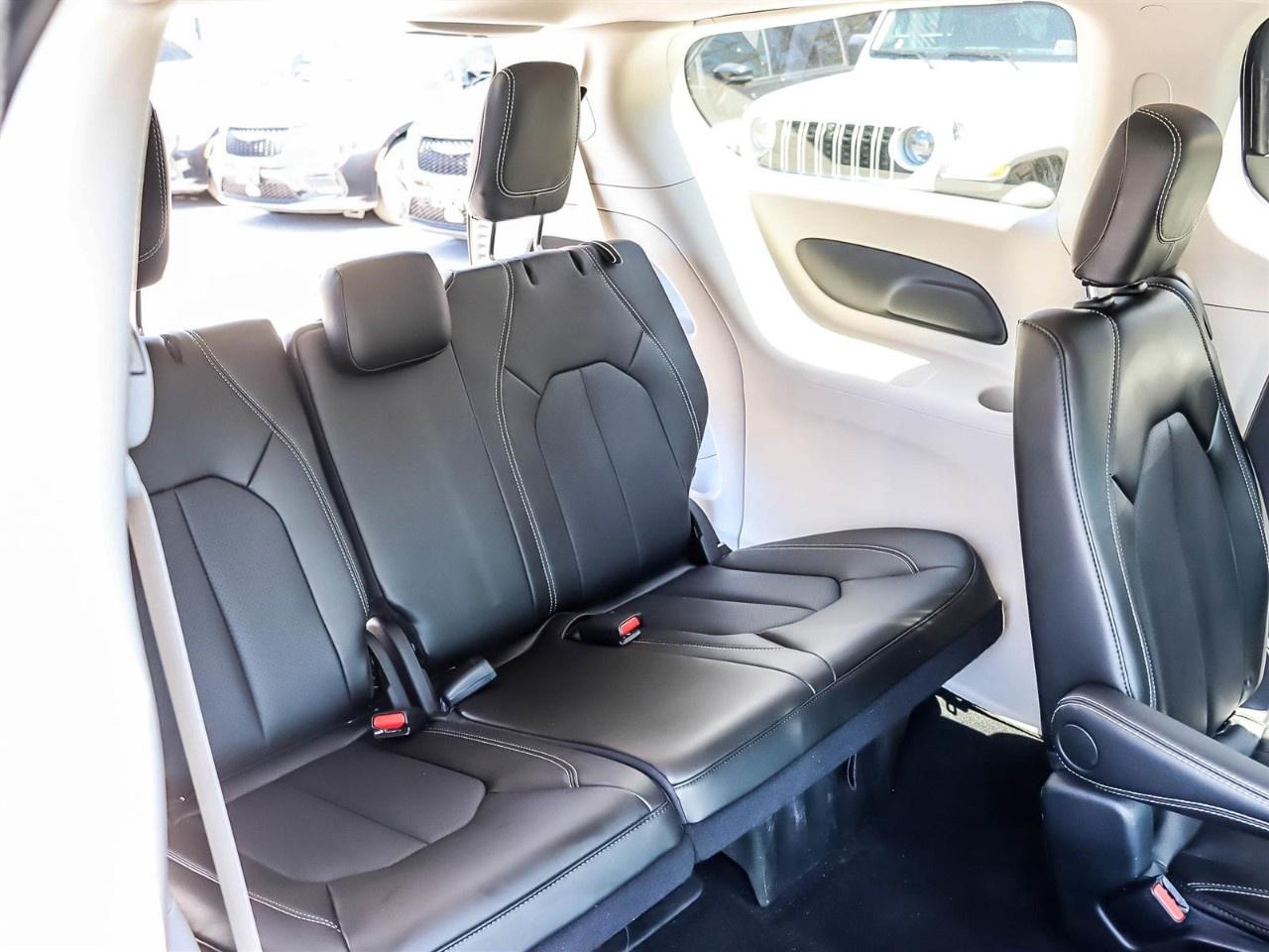 2024 Chrysler Pacifica Touring-L AWD Photo