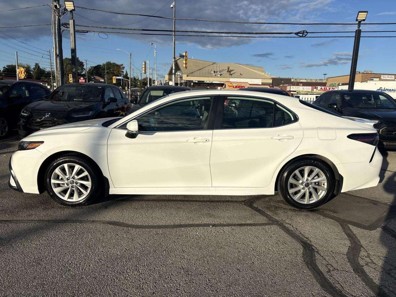 2023 Toyota Camry SE Low Mileage Photo4