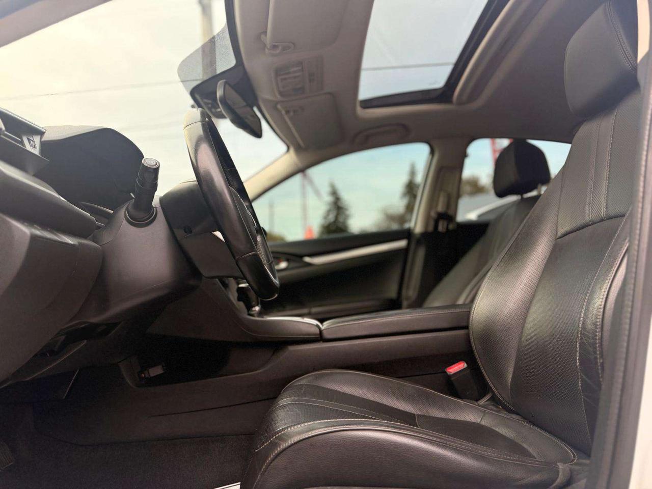 2018 Honda Civic Touring CVT Photo