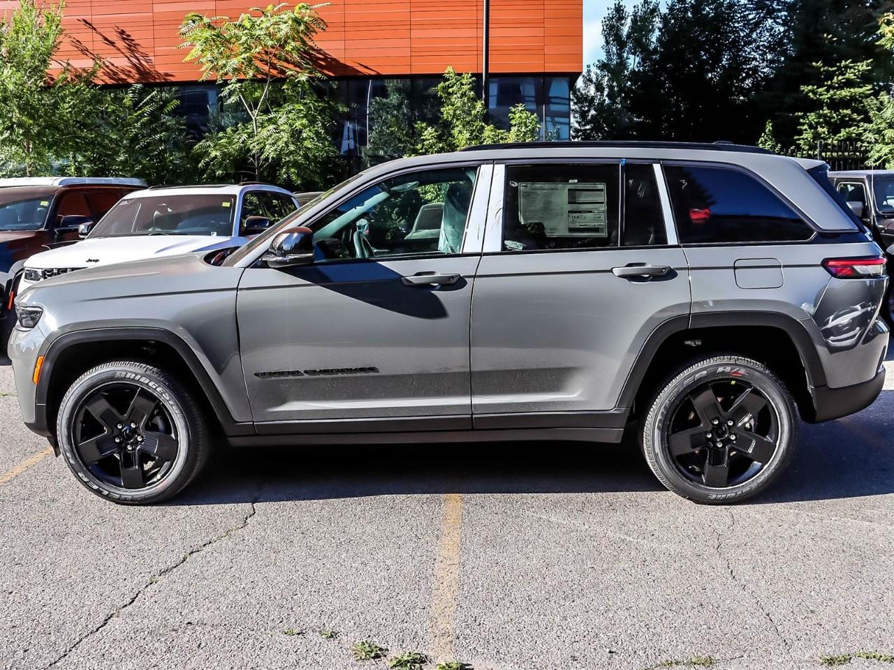 2027 Jeep Grand Cherokee Laredo Altitude 4x4 Photo