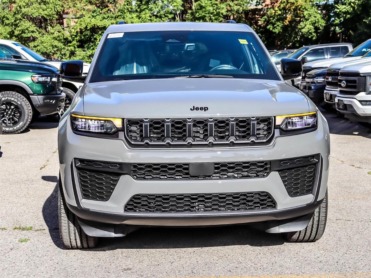 2027 Jeep Grand Cherokee Laredo Altitude 4x4 Photo5