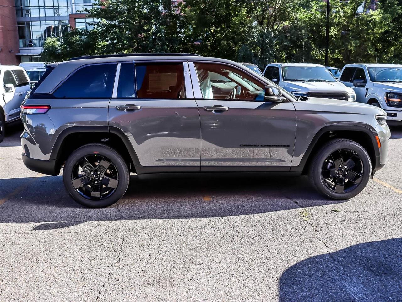 2027 Jeep Grand Cherokee Laredo Altitude 4x4 Photo