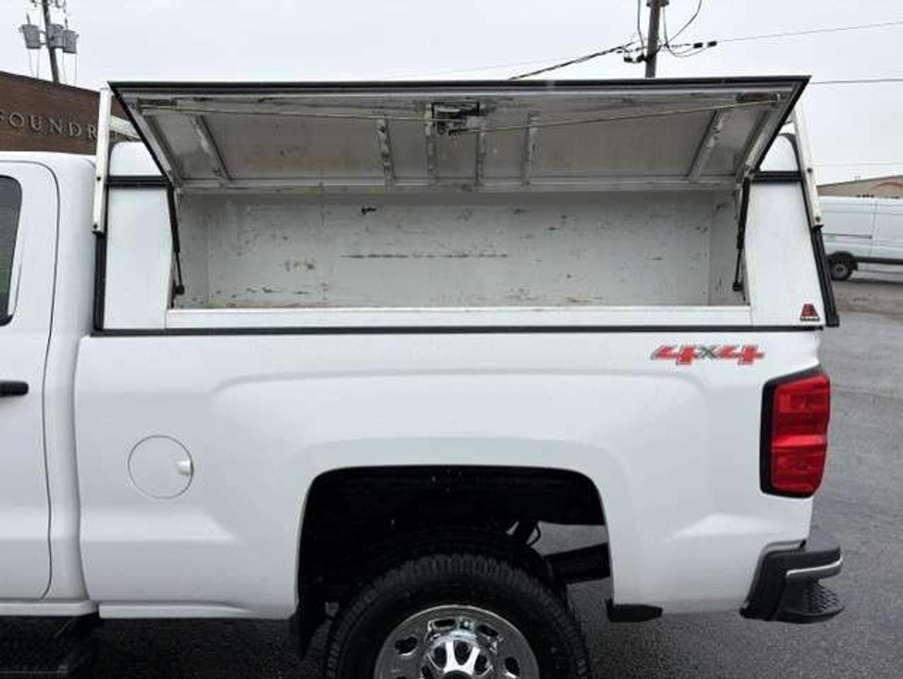 2015 Chevrolet Silverado 2500 4X4 CREW CAB-LEER CAP-CARGO BED SLIDE-1 OWNER Photo