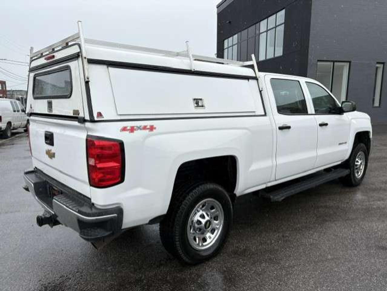 2015 Chevrolet Silverado 2500 4X4 CREW CAB-LEER CAP-CARGO BED SLIDE-1 OWNER Photo