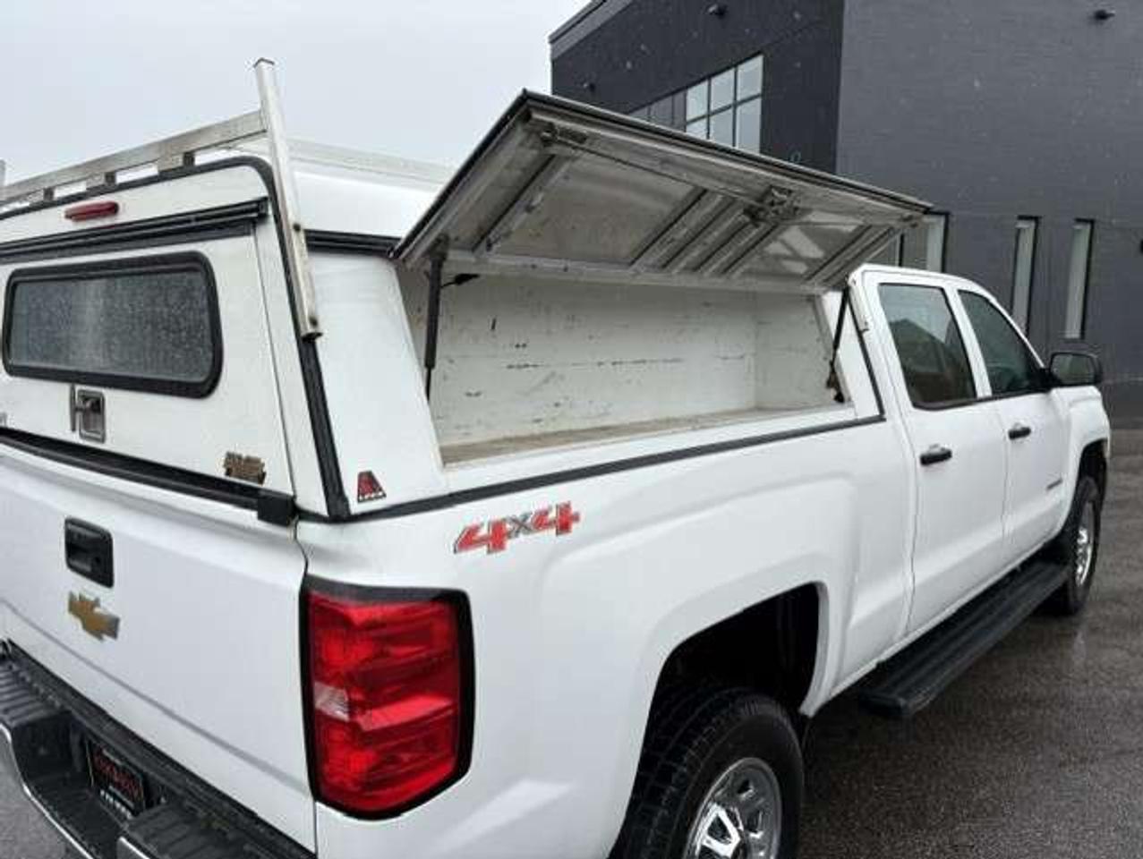 2015 Chevrolet Silverado 2500 4X4 CREW CAB-LEER CAP-CARGO BED SLIDE-1 OWNER Photo