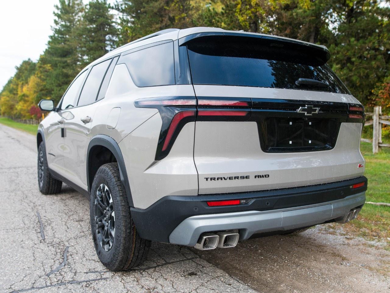 2027 Chevrolet Traverse AWD 4dr Z71 Photo2