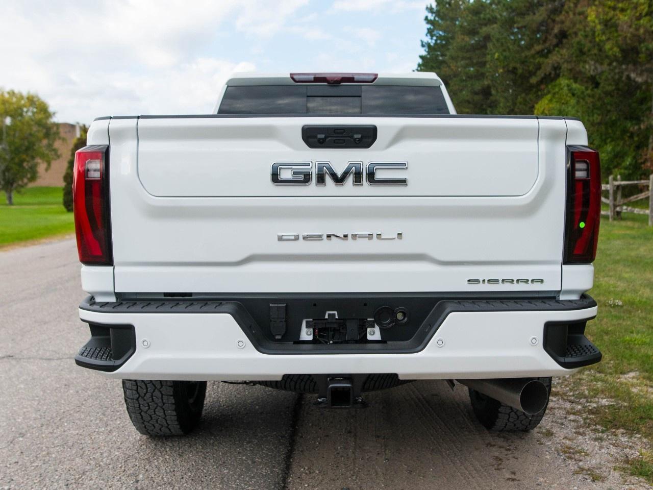 2026 GMC SIERRA 2500HD Crew Cab Standard Box 4-Wheel Drive Denali Ultimate Photo
