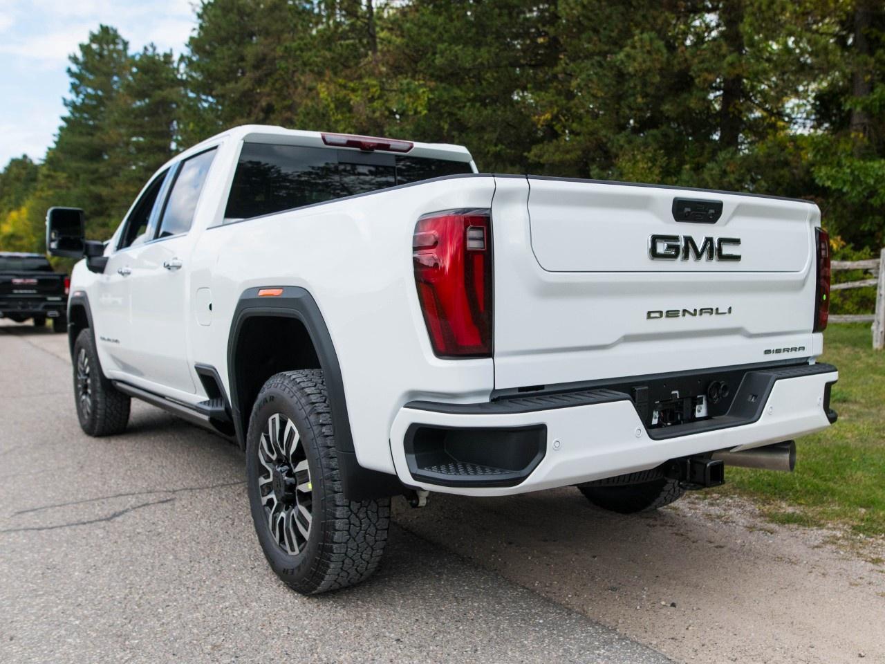 2026 GMC SIERRA 2500HD Crew Cab Standard Box 4-Wheel Drive Denali Ultimate Photo2