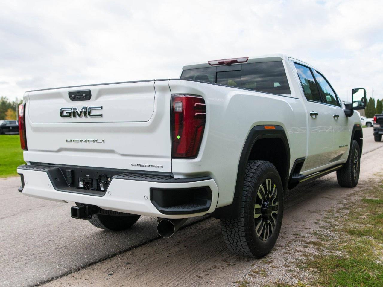 2026 GMC SIERRA 2500HD Crew Cab Standard Box 4-Wheel Drive Denali Ultimate Photo