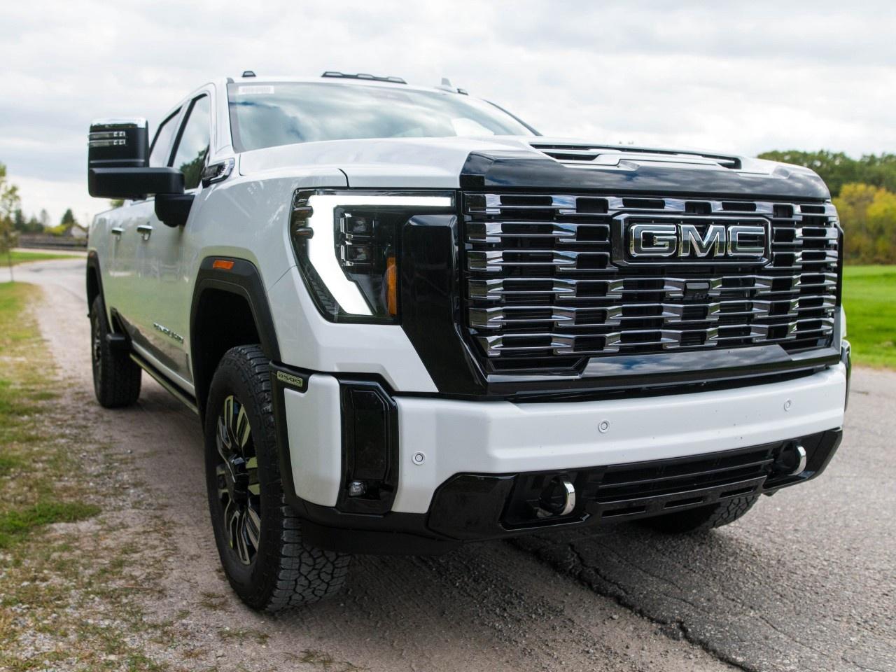 2026 GMC SIERRA 2500HD Crew Cab Standard Box 4-Wheel Drive Denali Ultimate Photo