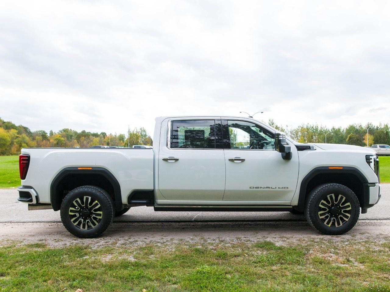 2026 GMC SIERRA 2500HD Crew Cab Standard Box 4-Wheel Drive Denali Ultimate Photo