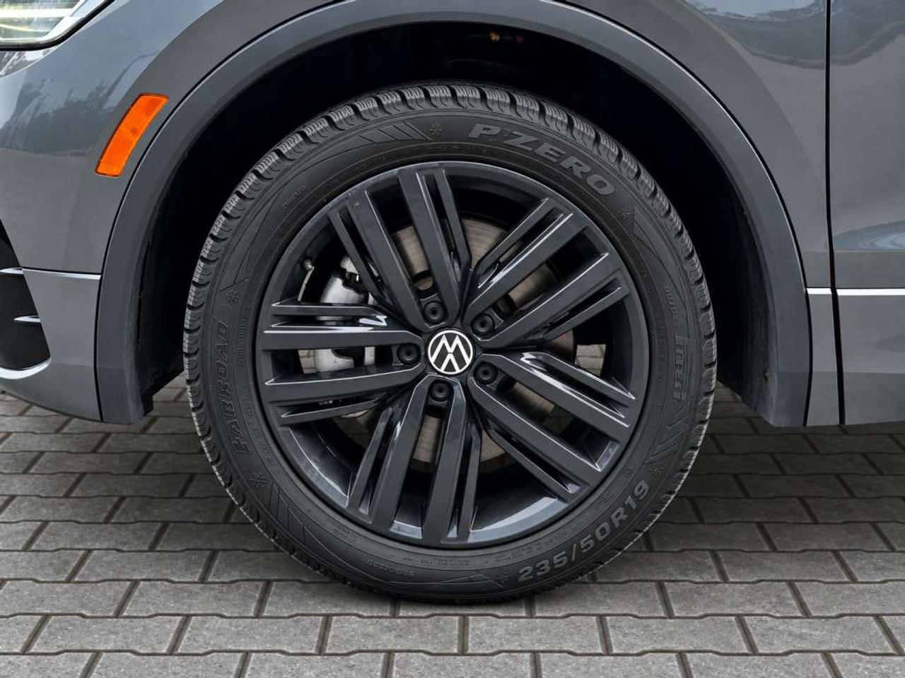 2022 Volkswagen Tiguan COMFORTLINE R-LINE BLACK 4MOTION / 2.0L TURBO / PANORAMIC ROOF / NAVI / LEATHER Photo