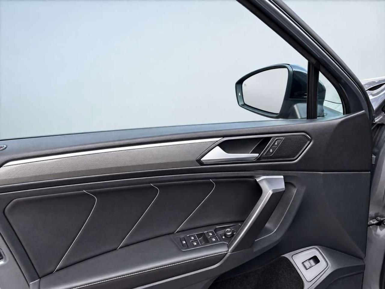 2022 Volkswagen Tiguan COMFORTLINE R-LINE BLACK 4MOTION / 2.0L TURBO / PANORAMIC ROOF / NAVI / LEATHER Photo