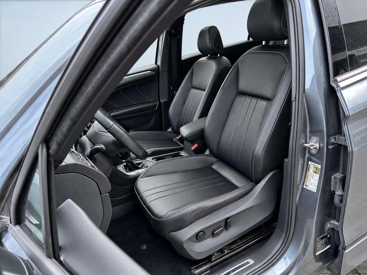 2022 Volkswagen Tiguan COMFORTLINE R-LINE BLACK 4MOTION / 2.0L TURBO / PANORAMIC ROOF / NAVI / LEATHER Photo