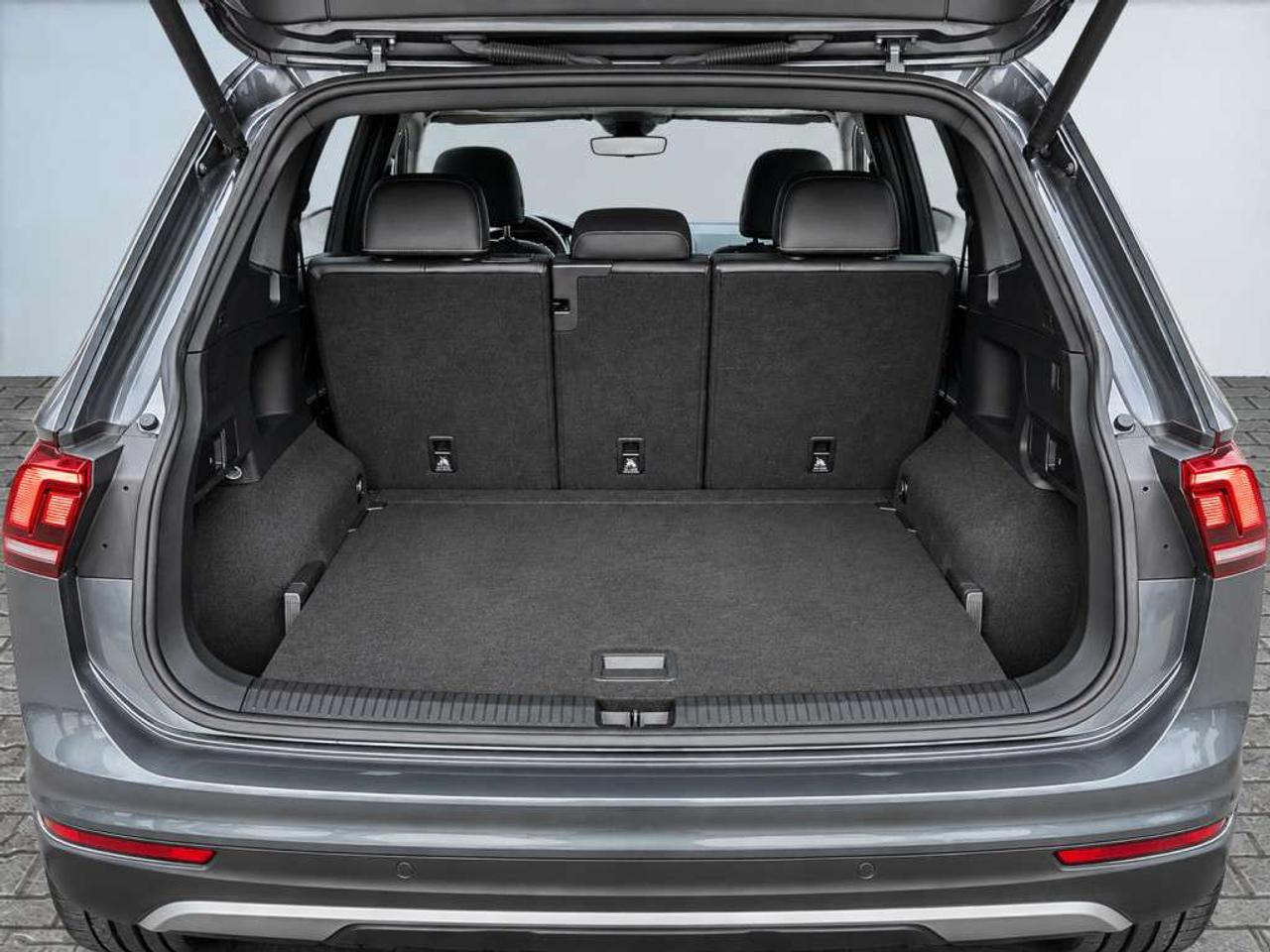 2022 Volkswagen Tiguan COMFORTLINE R-LINE BLACK 4MOTION / 2.0L TURBO / PANORAMIC ROOF / NAVI / LEATHER Photo