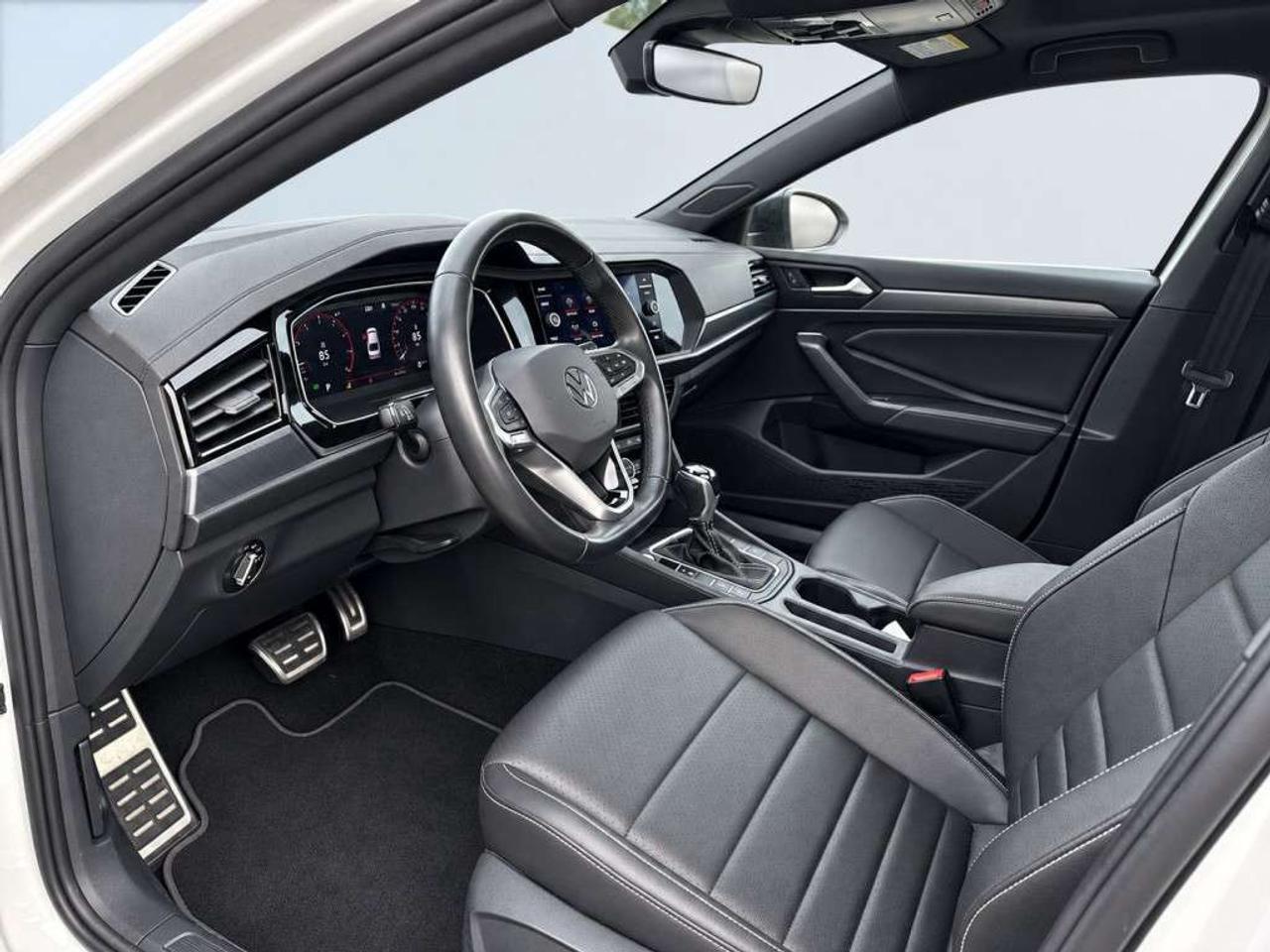 2024 Volkswagen Jetta Comfortline / SUNROOF / LEATHER / NAVI / BACKUP CAM/  CLEAN CARFAX Photo
