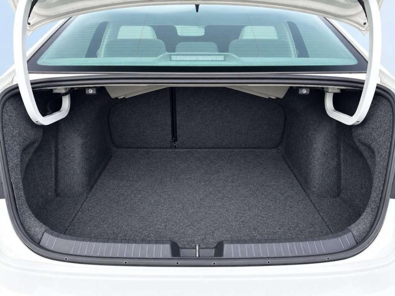 2024 Volkswagen Jetta Comfortline / SUNROOF / LEATHER / NAVI / BACKUP CAM/  CLEAN CARFAX Photo