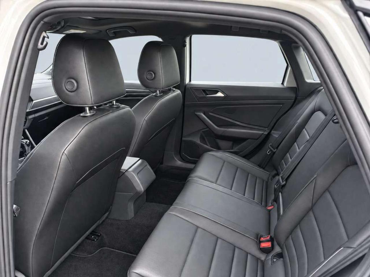 2024 Volkswagen Jetta Comfortline / SUNROOF / LEATHER / NAVI / BACKUP CAM/  CLEAN CARFAX Photo