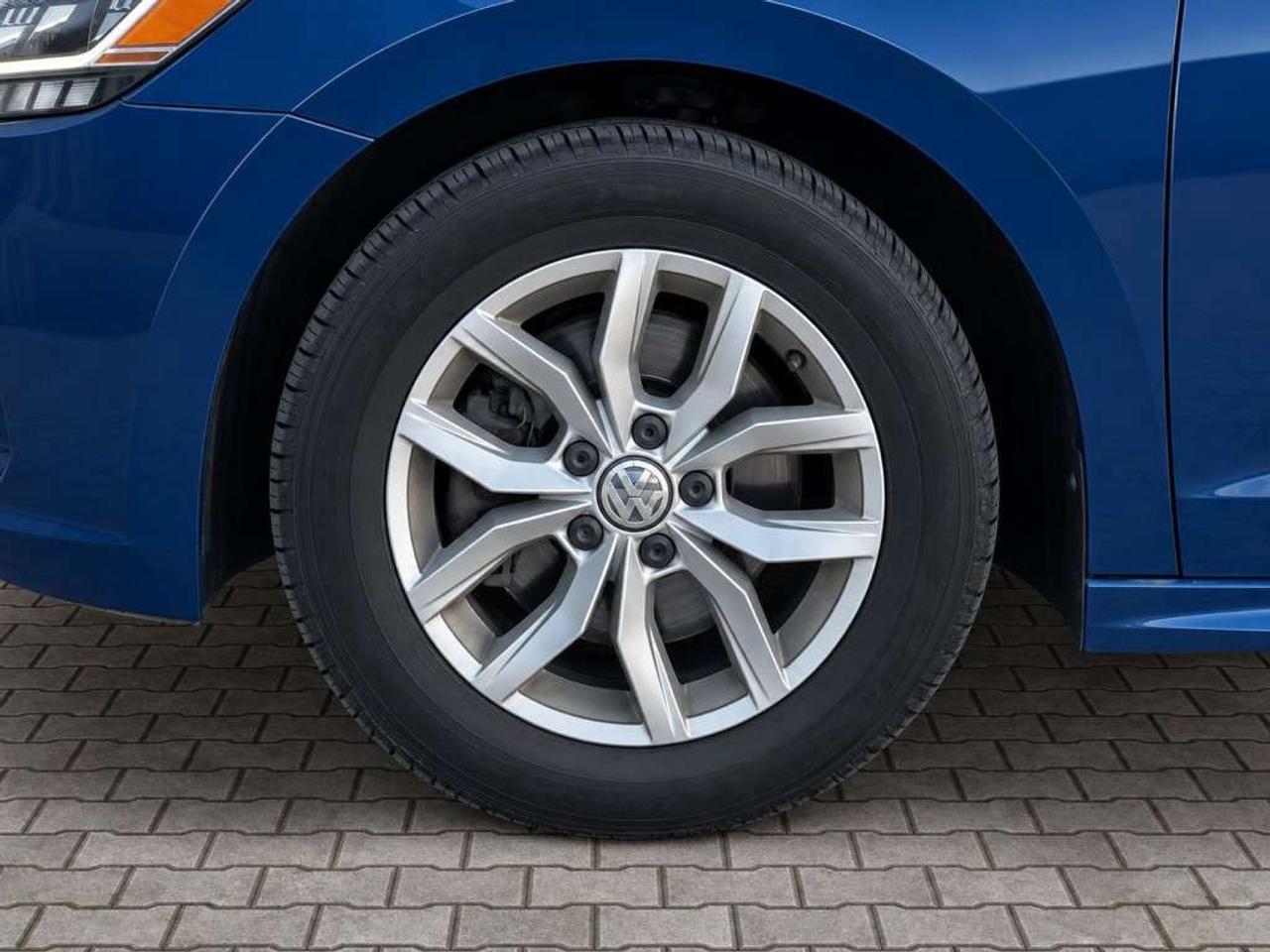 2020 Volkswagen Passat S / FWD / HEATED SEATS / BLIND SPOT / FRONT ASSIST / BACKUP CAM / CARPLAY Photo