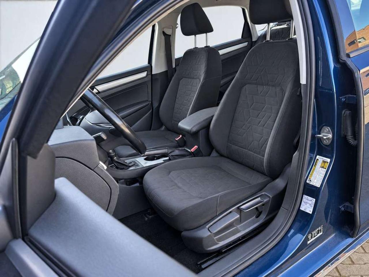 2020 Volkswagen Passat S / FWD / HEATED SEATS / BLIND SPOT / FRONT ASSIST / BACKUP CAM / CARPLAY Photo