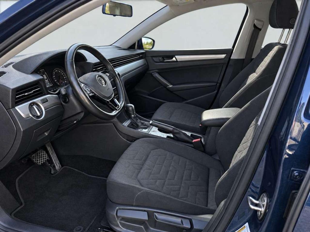 2020 Volkswagen Passat S / FWD / HEATED SEATS / BLIND SPOT / FRONT ASSIST / BACKUP CAM / CARPLAY Photo