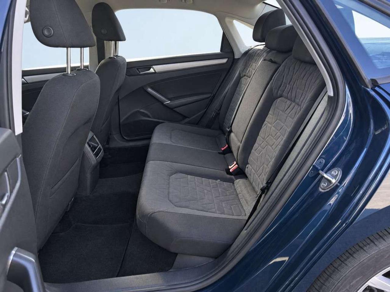 2020 Volkswagen Passat S / FWD / HEATED SEATS / BLIND SPOT / FRONT ASSIST / BACKUP CAM / CARPLAY Photo