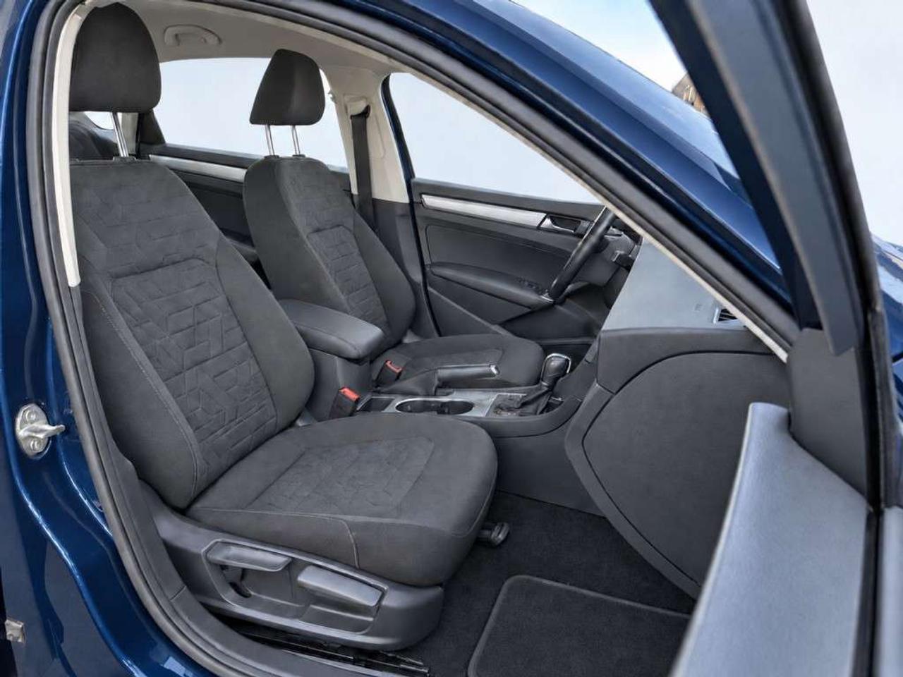 2020 Volkswagen Passat S / FWD / HEATED SEATS / BLIND SPOT / FRONT ASSIST / BACKUP CAM / CARPLAY Photo