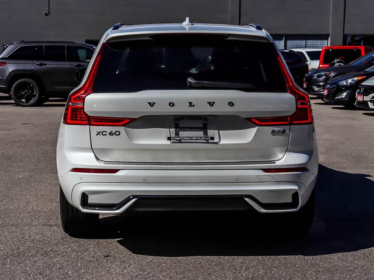 2024 Volvo XC60 B5 AWD Plus Dark Theme Photo3