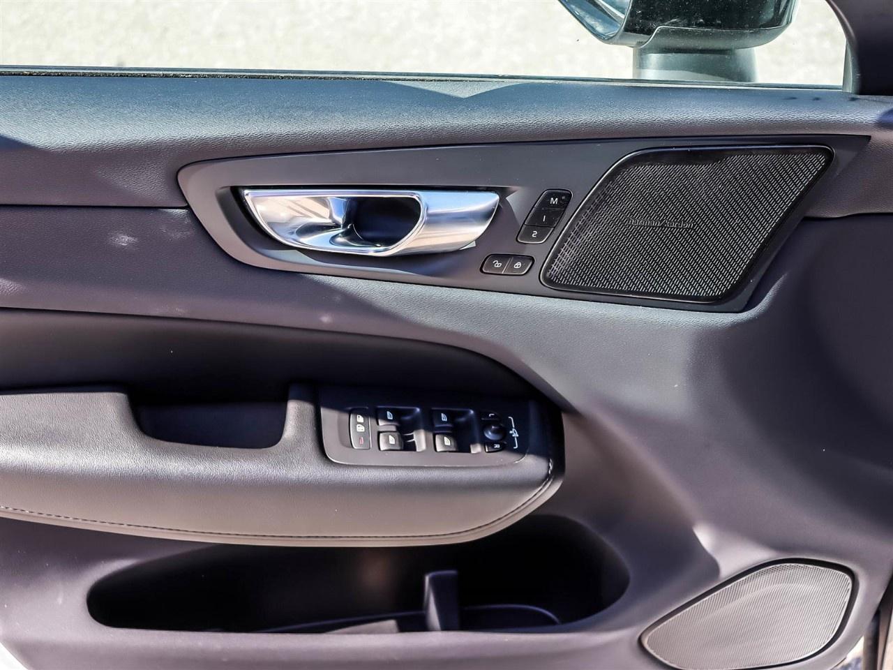 2024 Volvo XC60 B5 AWD Plus Dark Theme Photo