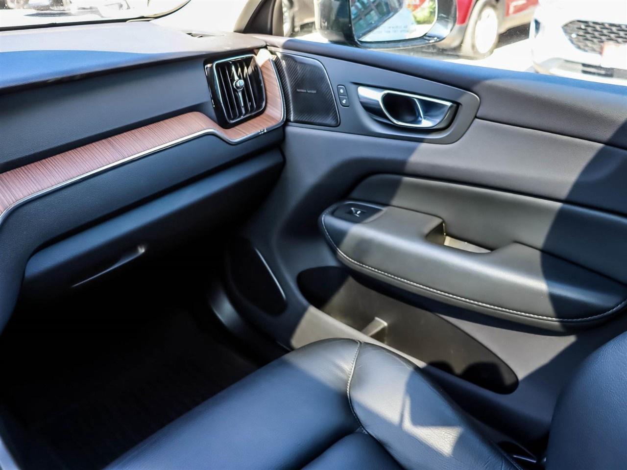 2024 Volvo XC60 B5 AWD Plus Dark Theme Photo