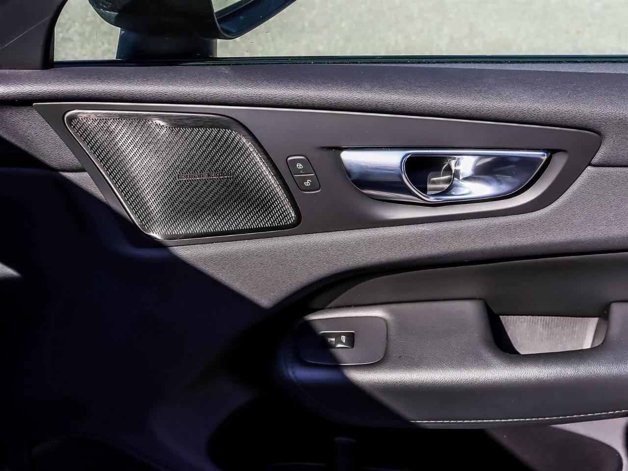 2024 Volvo XC60 B5 AWD Plus Dark Theme Photo