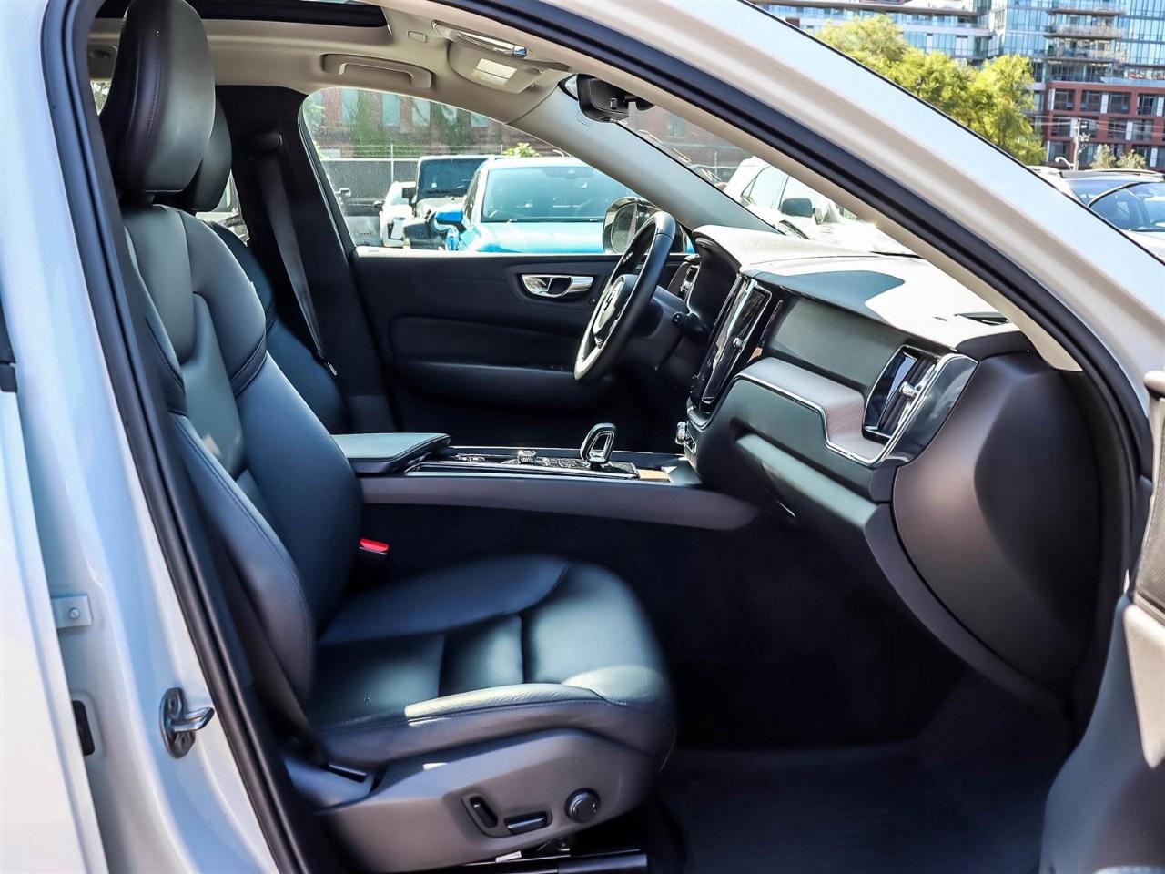 2024 Volvo XC60 B5 AWD Plus Dark Theme Photo