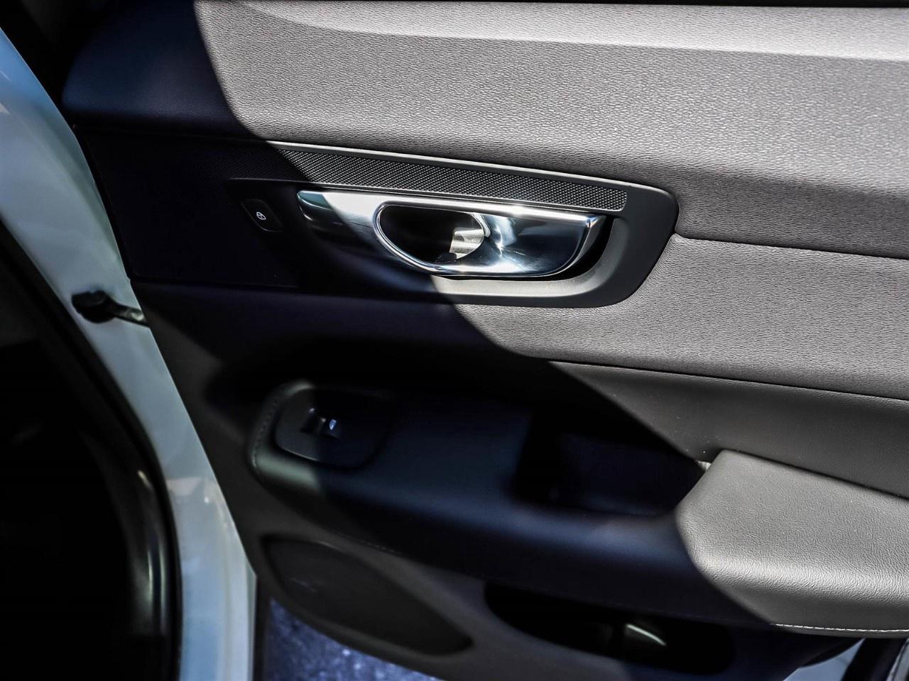 2024 Volvo XC60 B5 AWD Plus Dark Theme Photo